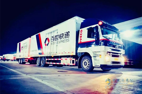 上汽紅巖中置軸貨運(yùn)列車(chē)