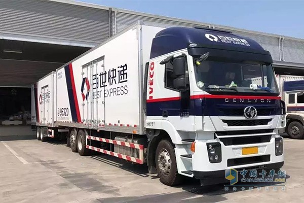 上汽紅巖中置軸貨運(yùn)列車(chē)