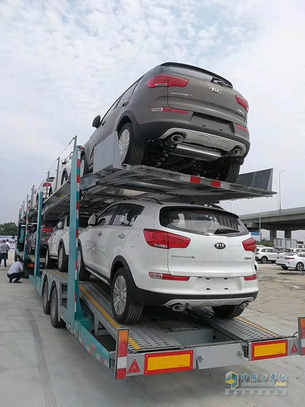 滿載的中置軸轎運(yùn)車