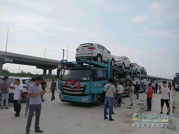 圍觀滿載的中置軸轎運(yùn)車