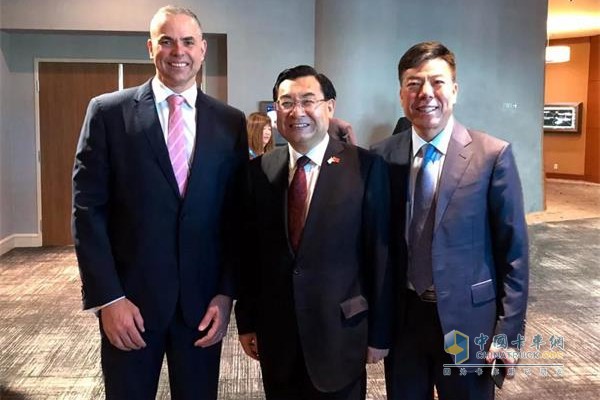 陜西省委書記、省人大常委會主任胡和平（中）、法士特集團(tuán)公司黨委書記、董事長嚴(yán)鑒鉑（?右）以及伊頓代表合影