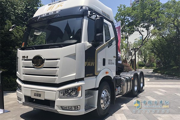 解放新J6榮耀版牽引車(chē)