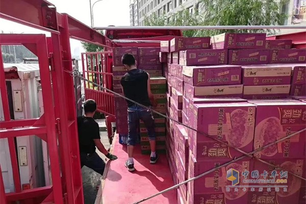 北奔重卡滿載救援物資，奔赴災區(qū)