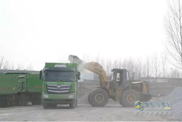 正在作業(yè)過(guò)程中的歐曼智能渣土車