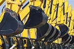 挖掘機這是要上天??！裝載機、起重機，后面跟緊了，別掉隊！