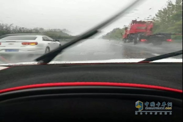 阜陽(yáng)服務(wù)站派車(chē)冒大雨緊急配送零件