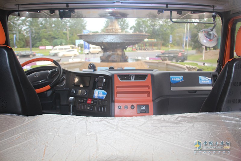 陜汽重卡 德龍X3000 青春版 550馬力 6×4 牽引車 