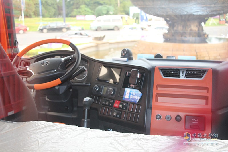 陜汽重卡 德龍X3000 青春版 550馬力 6×4 牽引車 
