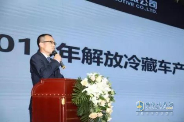 一汽解放汽車(chē)銷(xiāo)售有限公司河南商代處專(zhuān)用品系經(jīng)理房愛(ài)敏進(jìn)行產(chǎn)品講解