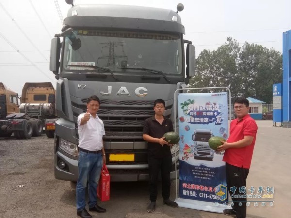宣傳海報(bào)懸掛在經(jīng)銷商門店、運(yùn)輸公司及服務(wù)站內(nèi)