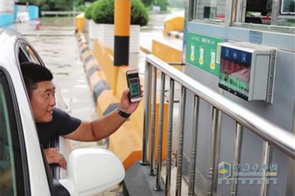 汽車駕駛員正在沈陽高速公路收費站用手機(jī)掃碼支付通行費