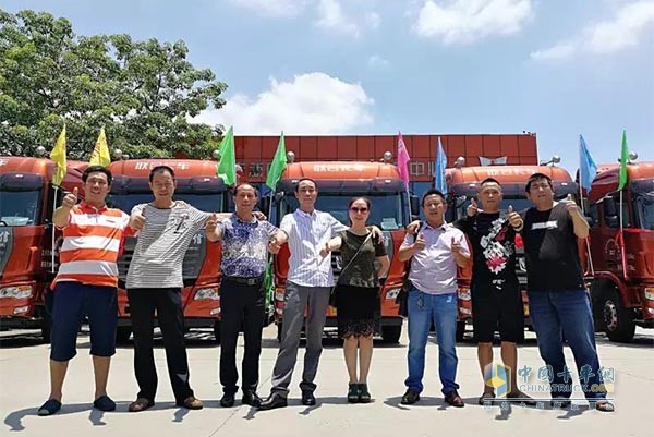 周學亮與他的團隊為聯合卡車點贊