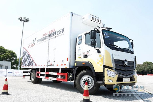 進(jìn)行場(chǎng)地操控賽的歐馬可 S5 超級(jí)中卡冷藏車(chē)