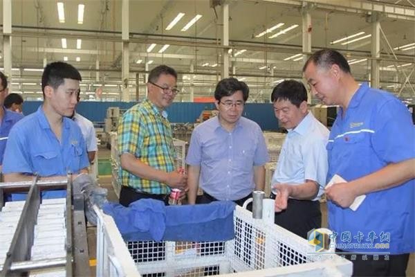 中國重汽集團濟南動力事業(yè)部參觀了渤?；钊a(chǎn)車間