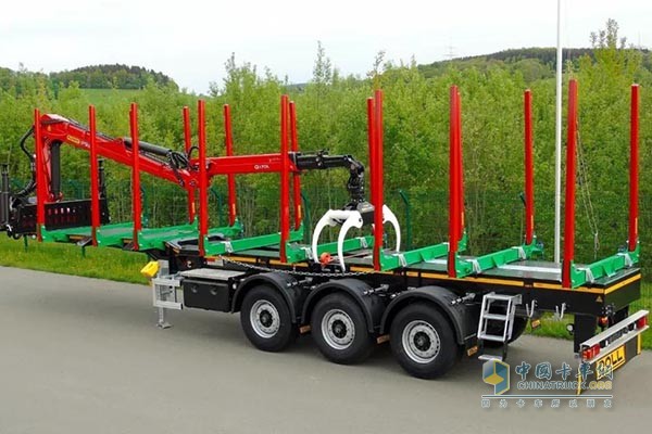 掛車(chē)兩側(cè)安裝的穩(wěn)樁可以由車(chē)內(nèi)控制前后移動(dòng)