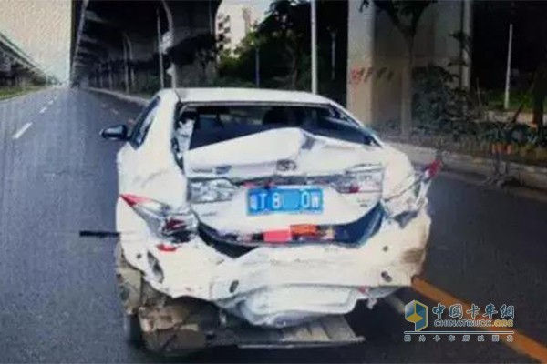 今年6月，珠海一小車被泥頭車撞擊，車尾向內(nèi)凹陷了差不多20公分，嚴(yán)重變形，后擋風(fēng)玻璃碎了一地，車尾保險(xiǎn)杠脫落。