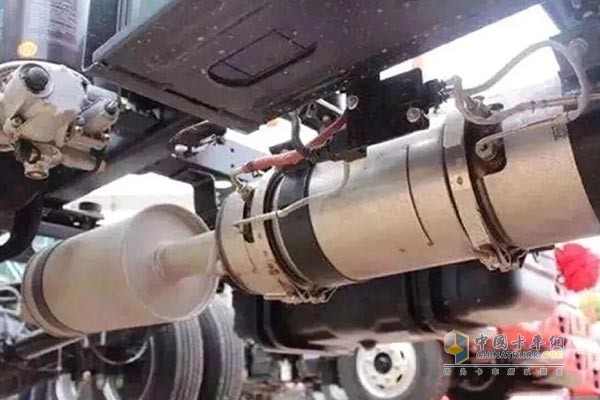催化消音器內(nèi)部的載體藏在車子的消音器里面