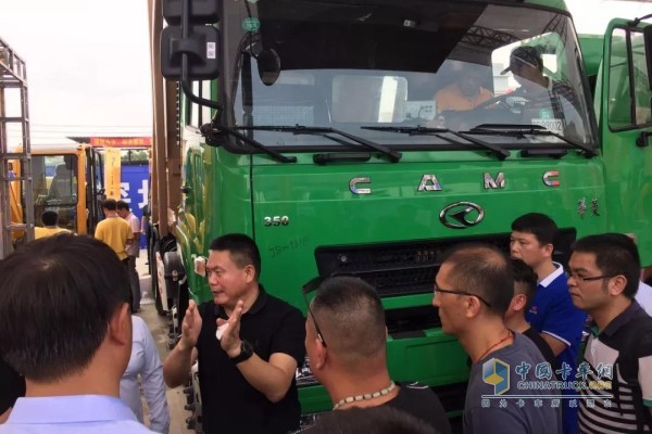 廣大車(chē)友對(duì)華菱新型智能自卸車(chē)贊不絕口