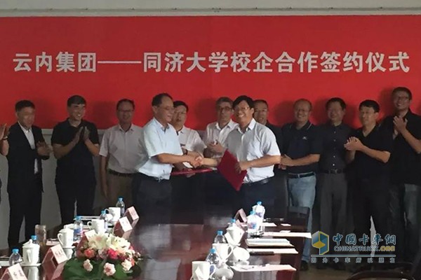 云內(nèi)集團總經(jīng)理楊永忠與汽車學院院長、黨委副書記張立軍簽校企合作協(xié)議