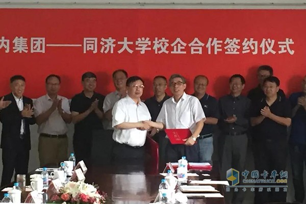 云內(nèi)集團黨委書記、董事長楊波與同濟大學副校長顧祥林簽校企合作戰(zhàn)略框架協(xié)議