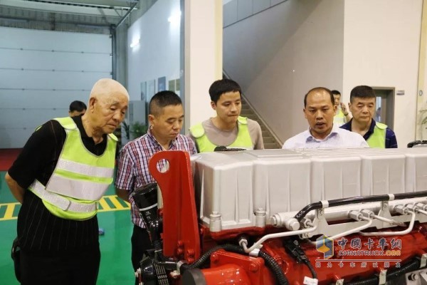 發(fā)動機車間，客戶參觀了發(fā)動機生產(chǎn)工藝流程