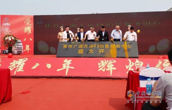 到場領導、嘉賓登臺剪彩倒流金沙