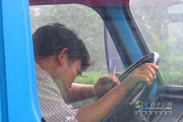 開車犯困