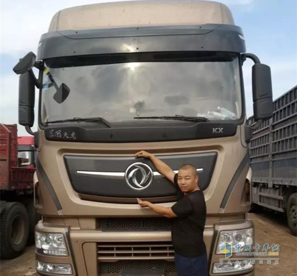 孟凡賀，與自己的愛車：東風(fēng)天龍旗艦560
