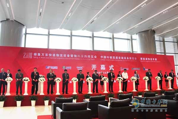 四川現(xiàn)代汽車有限公司副總經(jīng)理、銷售本部長林坰澤參加開幕剪彩儀式