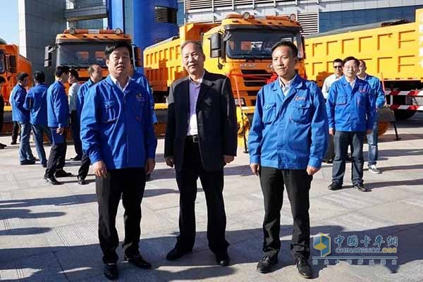 西安市城市管理局黨組成員、副局長李成剛；陜汽控股黨委副書記、總經(jīng)理王延宏，陜重汽副總經(jīng)理劉璽斌