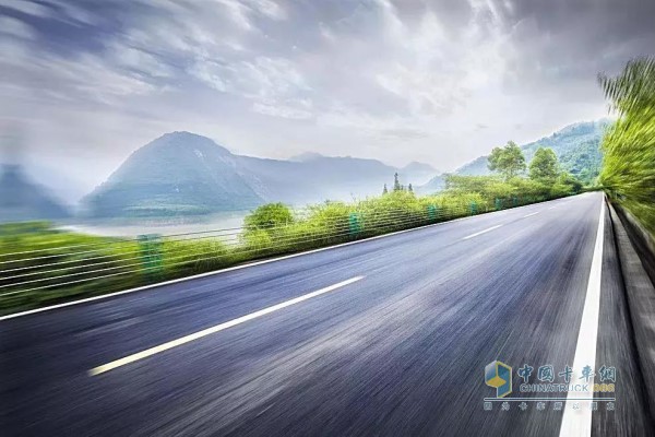 減速慢行，保持車距 