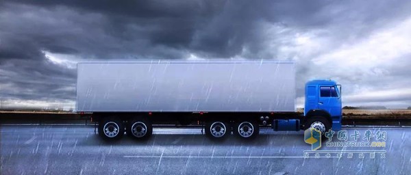 雨天卡車(chē)行車(chē)安全