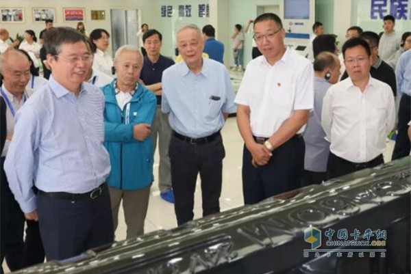 專家團(tuán)參觀了發(fā)動(dòng)機(jī)事業(yè)部惠山基地、前瞻技術(shù)研究院和塘南基地