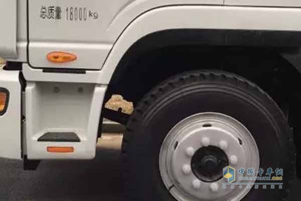 加有防滑墊的兩級(jí)登車(chē)踏板