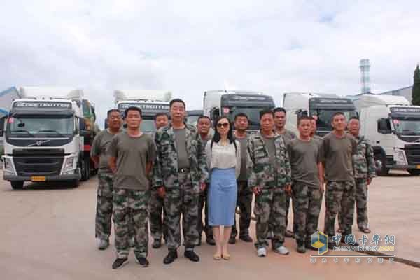 ?王總與車隊工作人員、沃爾沃卡車西區(qū)總經(jīng)理李斐女士(中)合影