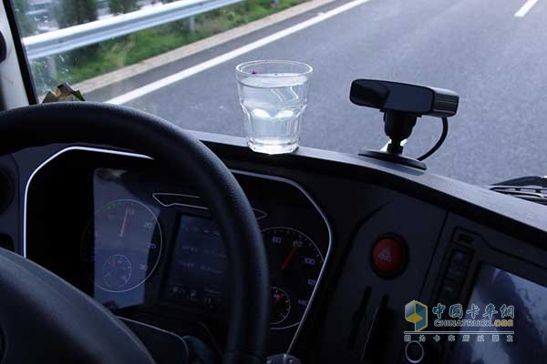 時速80km/h下的解放J7平穩(wěn)性
