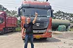 行走在?；愤\輸?shù)穆飞详惒庵恍刨嚶?lián)合卡車