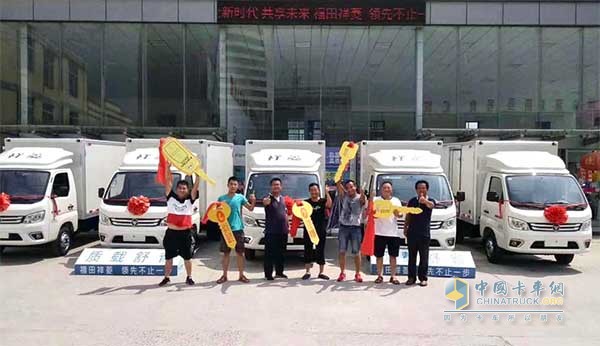 圖說：交車儀式上，趙先生和小伙伴們?yōu)楦Ｌ锵榱恻c(diǎn)贊