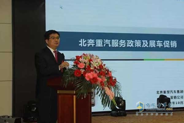 北奔重汽集團(tuán)營(yíng)銷公司副總經(jīng)理董輝強(qiáng)對(duì)北奔重汽服務(wù)政策及展車促銷進(jìn)行講解