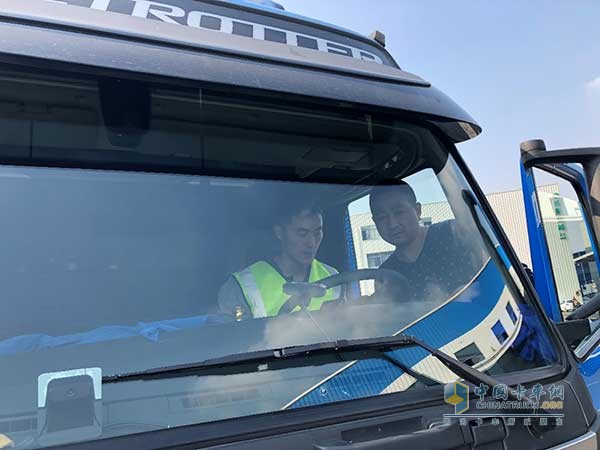 上海豐沃的技師正在與駕駛員溝通車(chē)輛情況