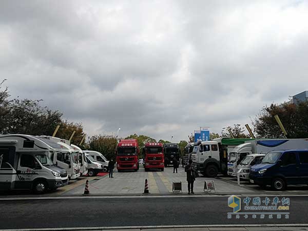 大會(huì)展車區(qū)域商用車云集，吸引行業(yè)內(nèi)外等諸多人士觀摩、品鑒