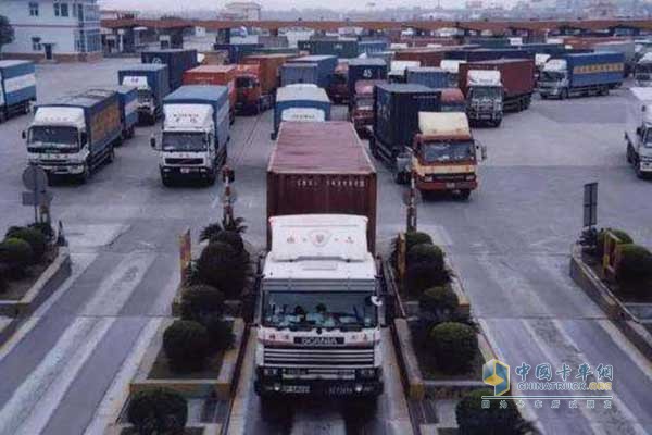 聚集排隊(duì)等待年審驗(yàn)的貨車