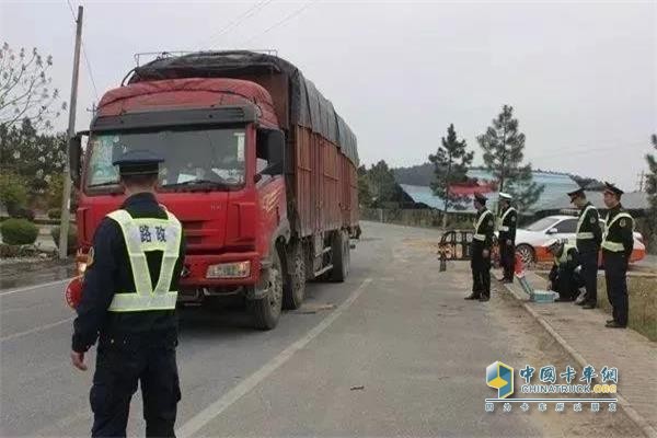 河南各地積極開展超限超載集中整治行動(dòng)