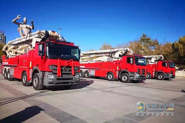 消防車在市政廣場接受各級政府領導和市民審閱