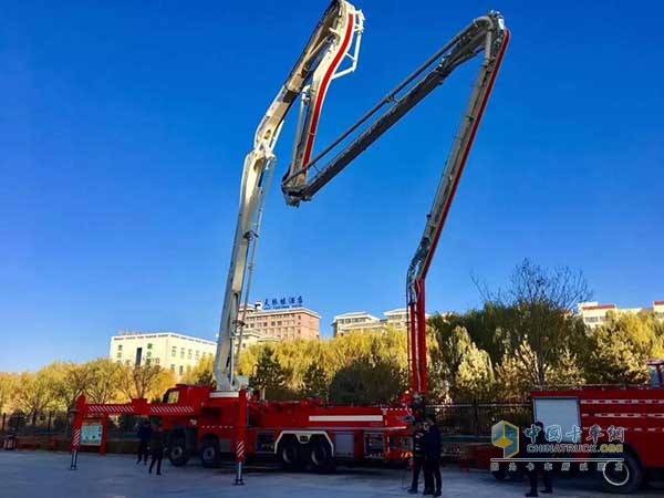 消防車在支隊進行臂架實操檢測