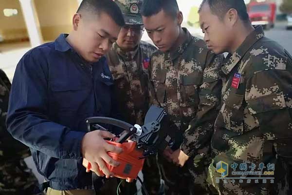 黃瀅恒在現(xiàn)場指導消防官兵操作臂架