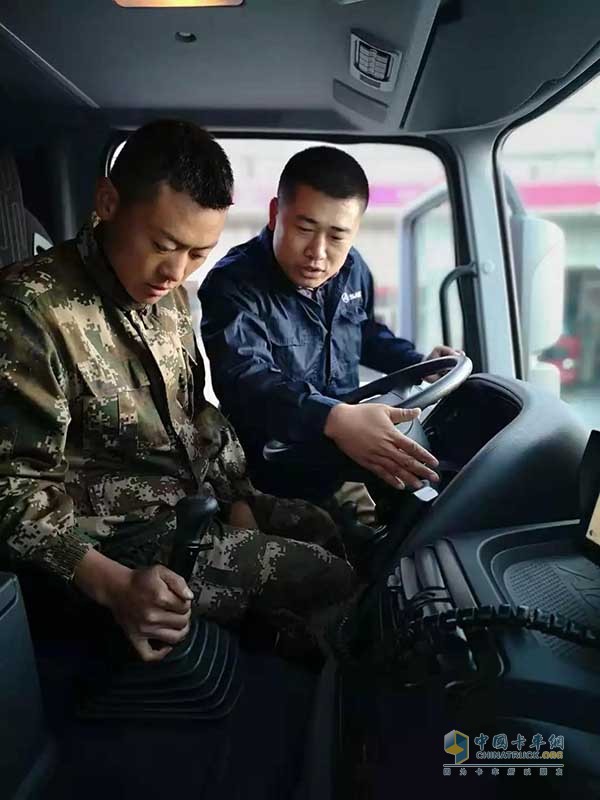 黃瀅恒在駕駛室指導消防官兵實操駕駛