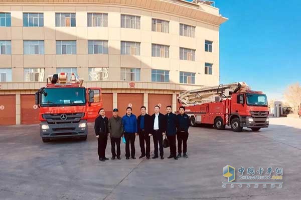 三一甘肅團隊和消防車驗收專家合影