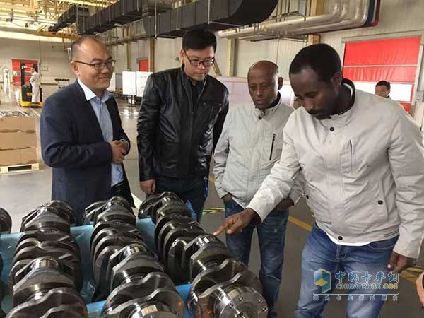 埃塞俄比亞的合作伙伴董事長(zhǎng)Mr.Lewis(路易斯先生)，總經(jīng)理Mr.Fekadu(弗坎竇先生)參觀東風(fēng)商用車工廠