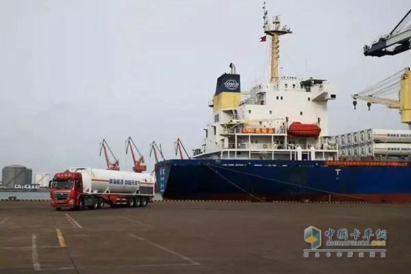 中國重汽豪沃、豪瀚LNG運輸車